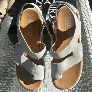 Born size 7 sandals like new